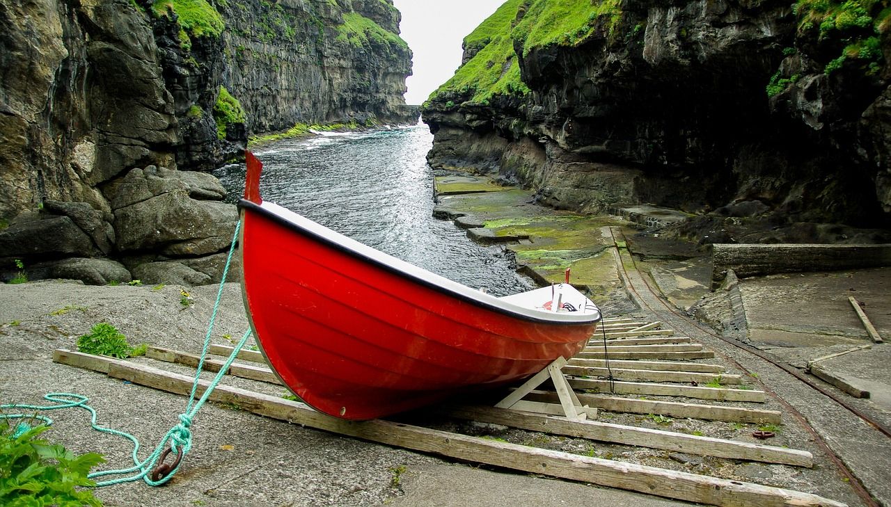 découvrez les îles féroé, un archipel spectaculaire au cœur de l’atlantique nord. explorez ses paysages naturels préservés, ses villages pittoresques et sa culture unique entre norvège et islande.