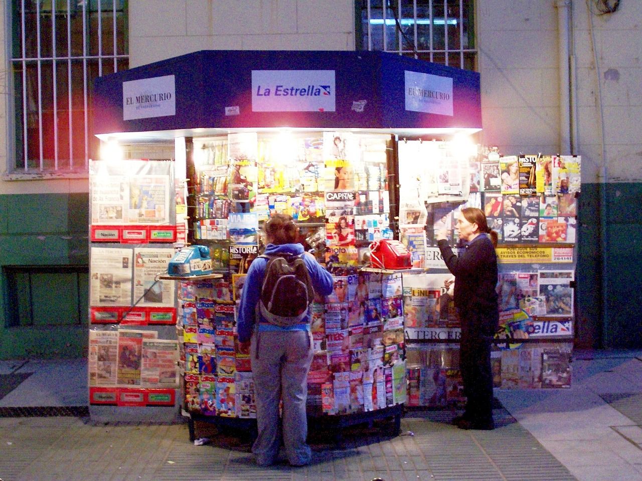 découvrez notre sélection de kiosques à journaux modernes et pratiques, parfaits pour exposer vos magazines et journaux en toute élégance.
