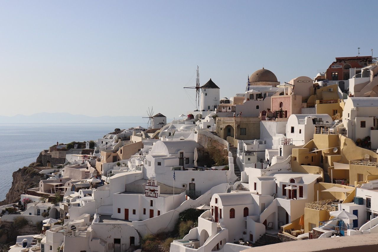 découvrez la grèce, un pays riche en histoire, en culture et en paysages époustouflants. explorez ses îles enchanteresses, savourez sa gastronomie délicieuse et plongez dans les eaux turquoise de la méditerranée. un voyage inoubliable vous attend au cœur des anciennes civilisations.