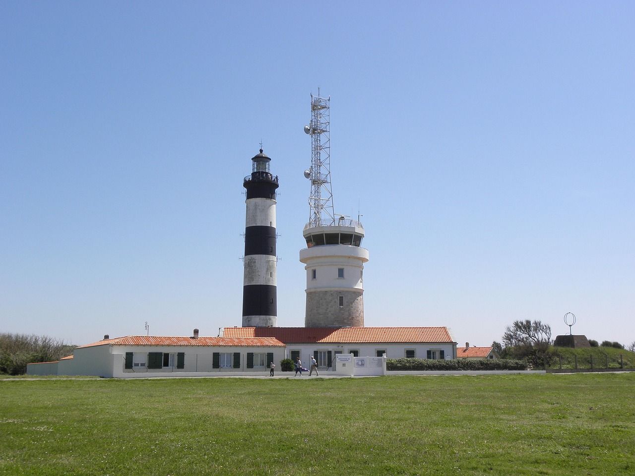 découvrez l'île d'oléron, un joyau de la côte atlantique française. plages de sable fin, paysages préservés et richesses culturelles vous attendent. parfait pour des vacances en famille ou entre amis, explorez la nature, savourez les spécialités locales et profitez d'activités variées dans un cadre enchanteur.
