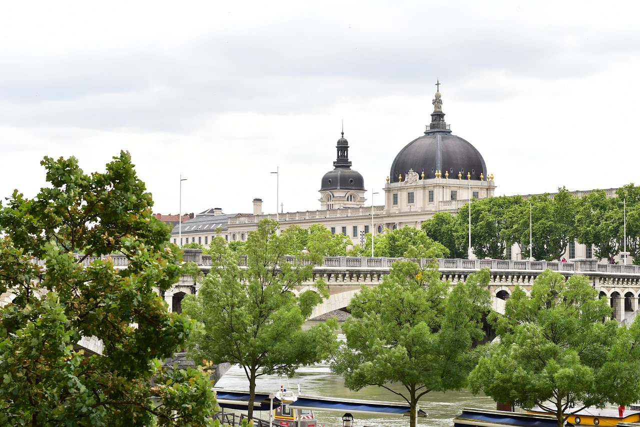 découvrez le tourisme à lyon : monuments historiques, gastronomie renommée, musées fascinants et événements culturels incontournables pour un séjour inoubliable.