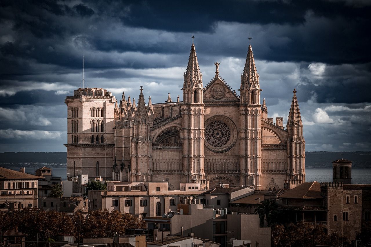 découvrez des destinations de voyage historiques fascinantes qui vous plongeront dans le passé. explorez des sites emblématiques, des monuments anciens et des cultures riches qui ont façonné notre monde. partez à l'aventure et vivez une expérience inoubliable à travers l'histoire.