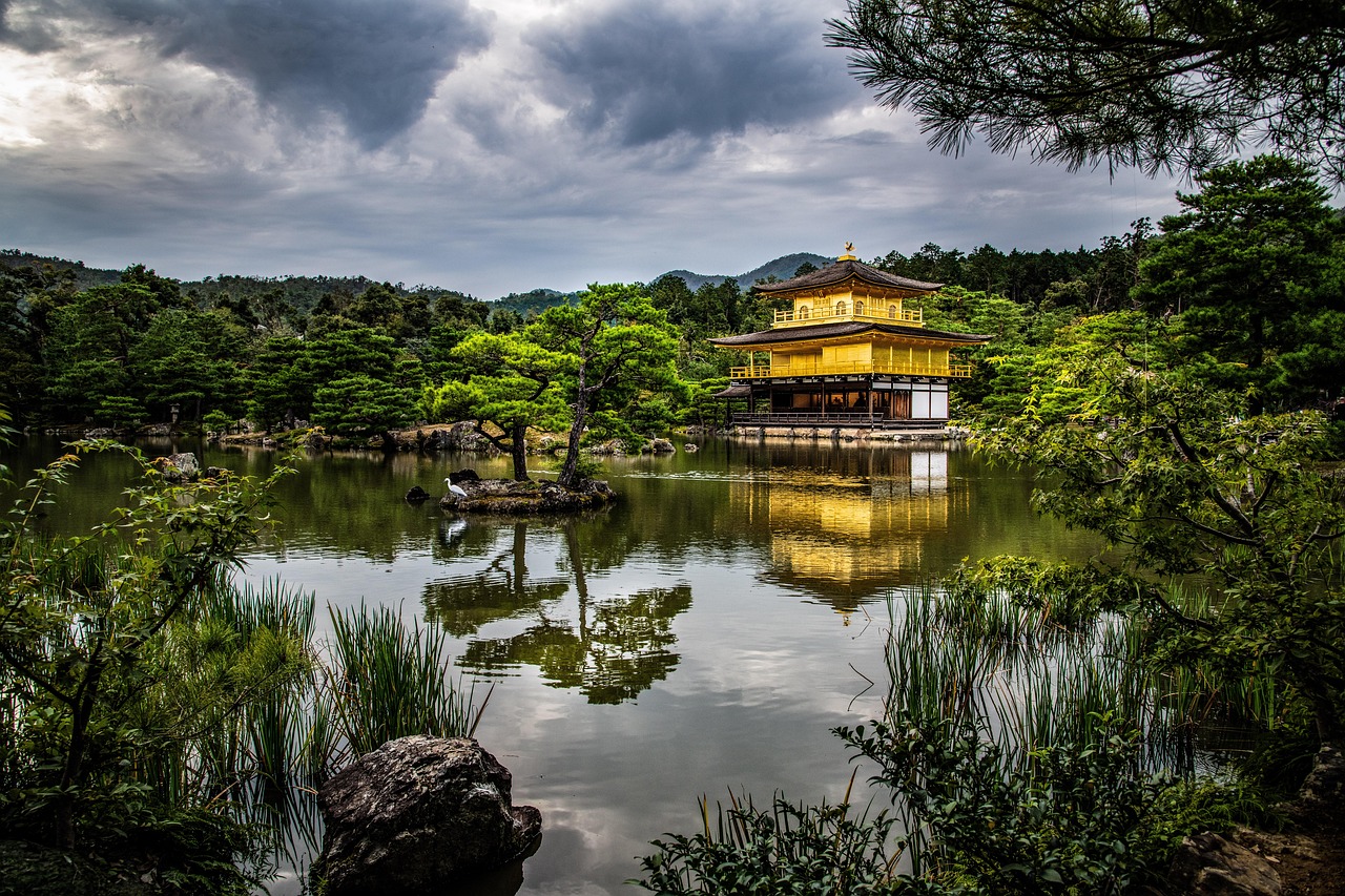 découvrez kyoto, la ville historique du japon, célèbre pour ses temples majestueux, ses jardins zen apaisants et sa culture riche. plongez dans l'atmosphère traditionnelle tout en explorant ses ruelles et ses sites emblématiques.