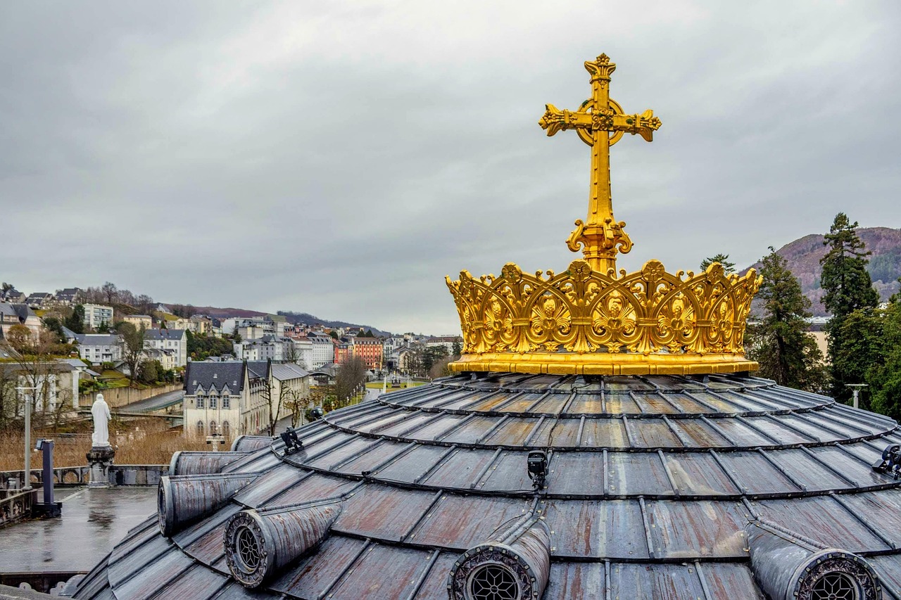 découvrez lourdes, destination spirituelle renommée, célèbre pour ses sanctuaires, pèlerinages et paysages pittoresques dans les pyrénées.