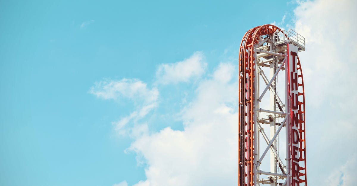 découvrez tout sur les roller coasters : sensations fortes, types de montagnes russes, conseils pour profiter de votre expérience et les meilleurs parcs d’attractions où les tester !