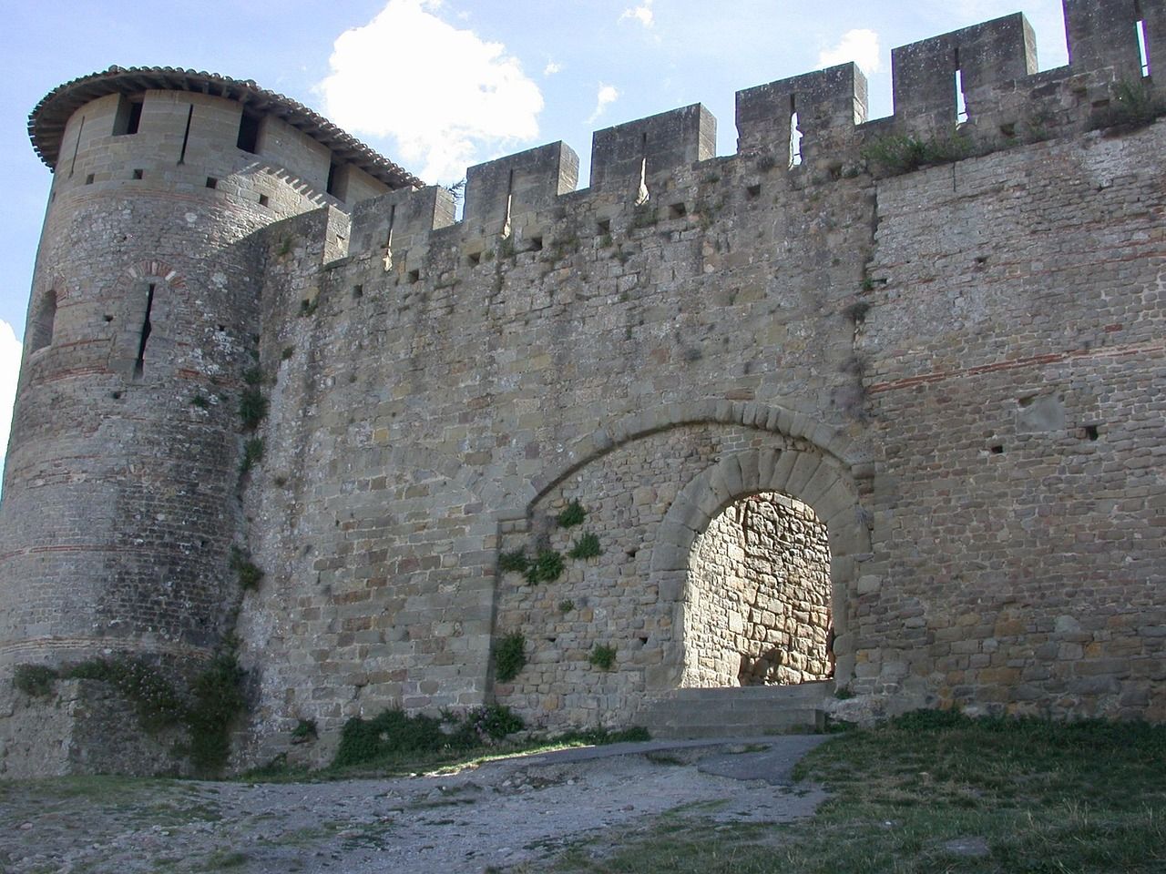 découvrez carcassonne, cité médiévale emblématique du sud de la france. explorez ses impressionnantes fortifications, ses ruelles pittoresques et l'histoire fascinante qui en fait un incontournable du patrimoine français. idéal pour une escapade culturelle riche en découvertes.