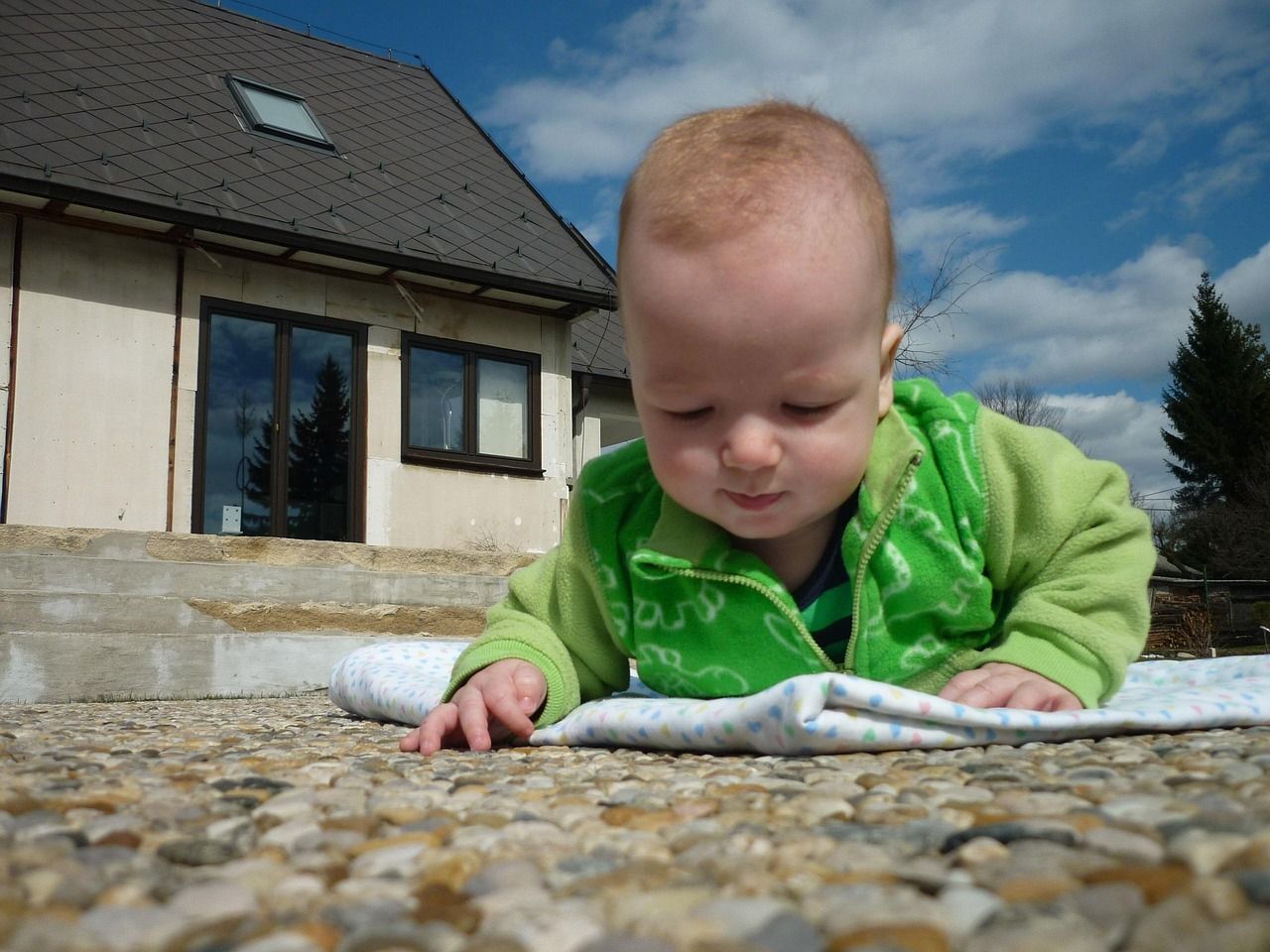 conseils pratiques et astuces pour voyager sereinement avec un bébé, afin de rendre vos déplacements en famille agréables et sans stress.