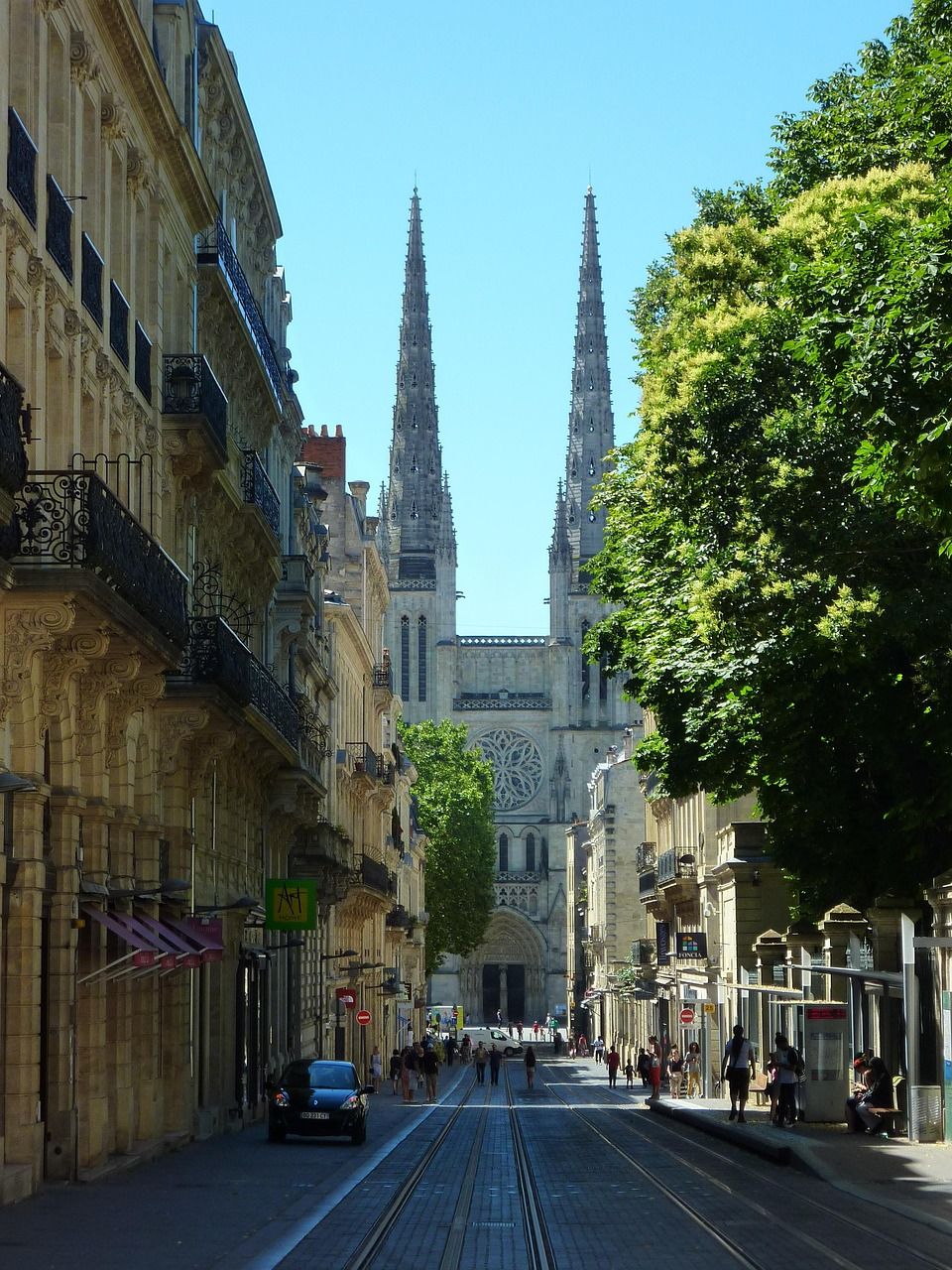 découvrez bordeaux, une ville emblématique du sud-ouest de la france, célèbre pour ses vignobles prestigieux, son architecture élégante et son riche patrimoine culturel. planifiez votre visite et explorez ses sites incontournables, ses vins renommés et sa gastronomie raffinée.