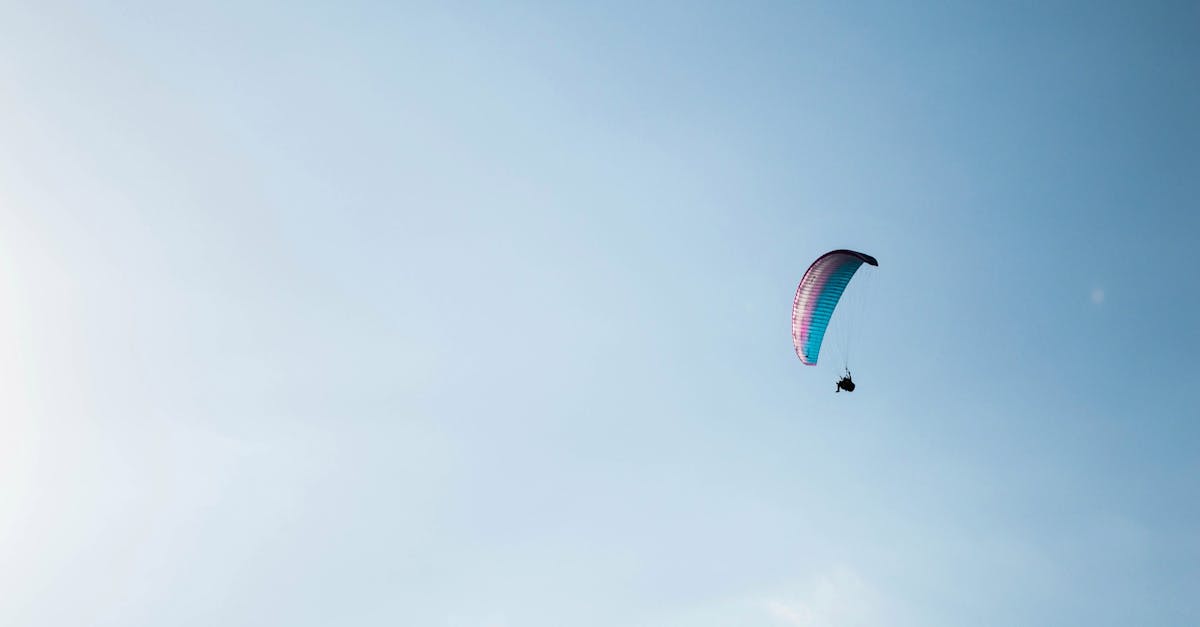 découvrez le parapente, une activité exceptionnelle qui vous permet de survoler des paysages à couper le souffle. profitez de sensations fortes et d'une expérience inoubliable en toute sécurité, que vous soyez débutant ou expert. volez au-dessus des montagnes, des plages et des vallées et vivez un moment de liberté et d'aventure.