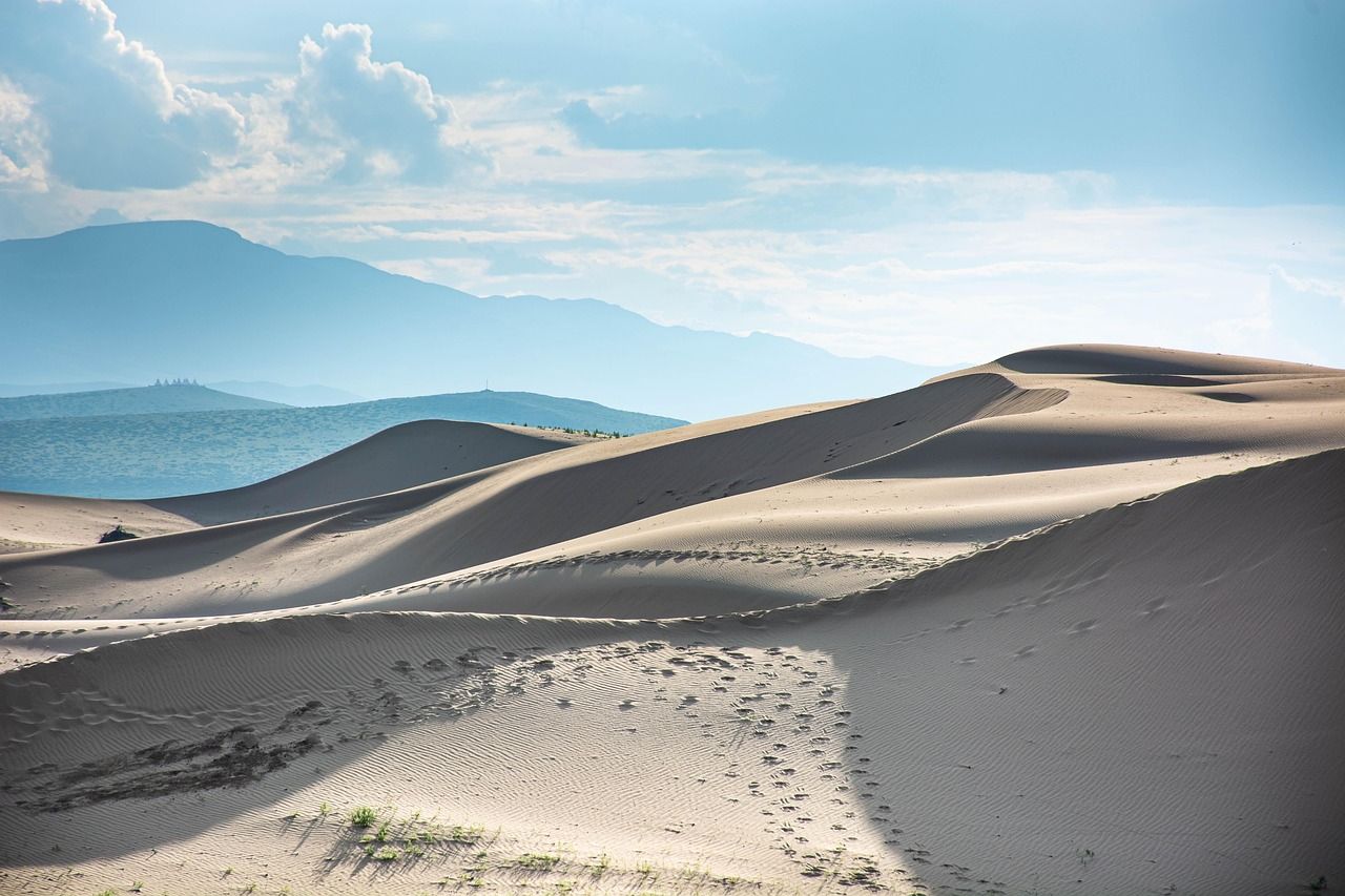 découvrez la mongolie, un pays aux paysages époustouflants, riche en culture nomade et histoire fascinante. explorez ses vastes steppes, ses montagnes majestueuses et ses traditions uniques qui font de ce lieu une destination inoubliable pour les aventuriers.