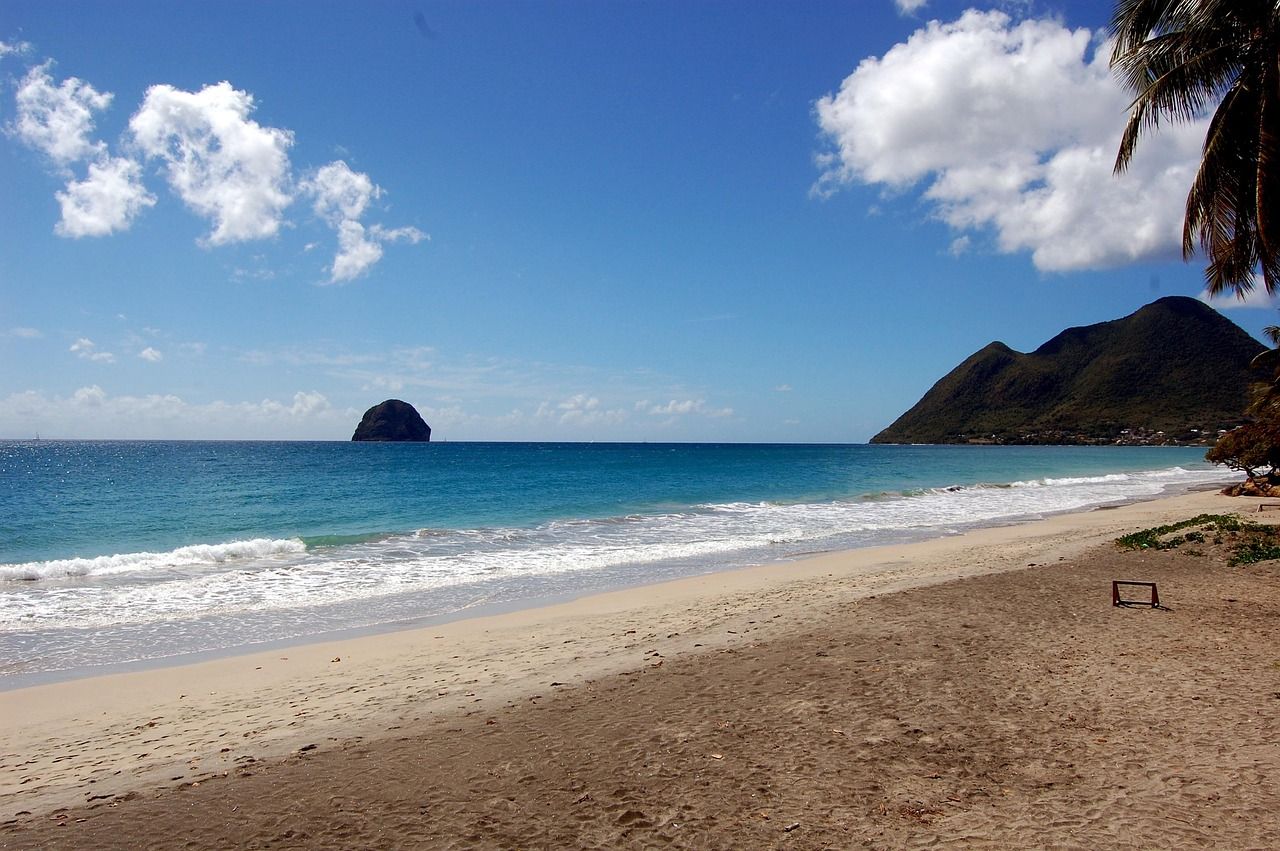découvrez la martinique, une île paradisiaque des caraïbes, riche en culture, plages de sable fin et paysages naturels à couper le souffle.