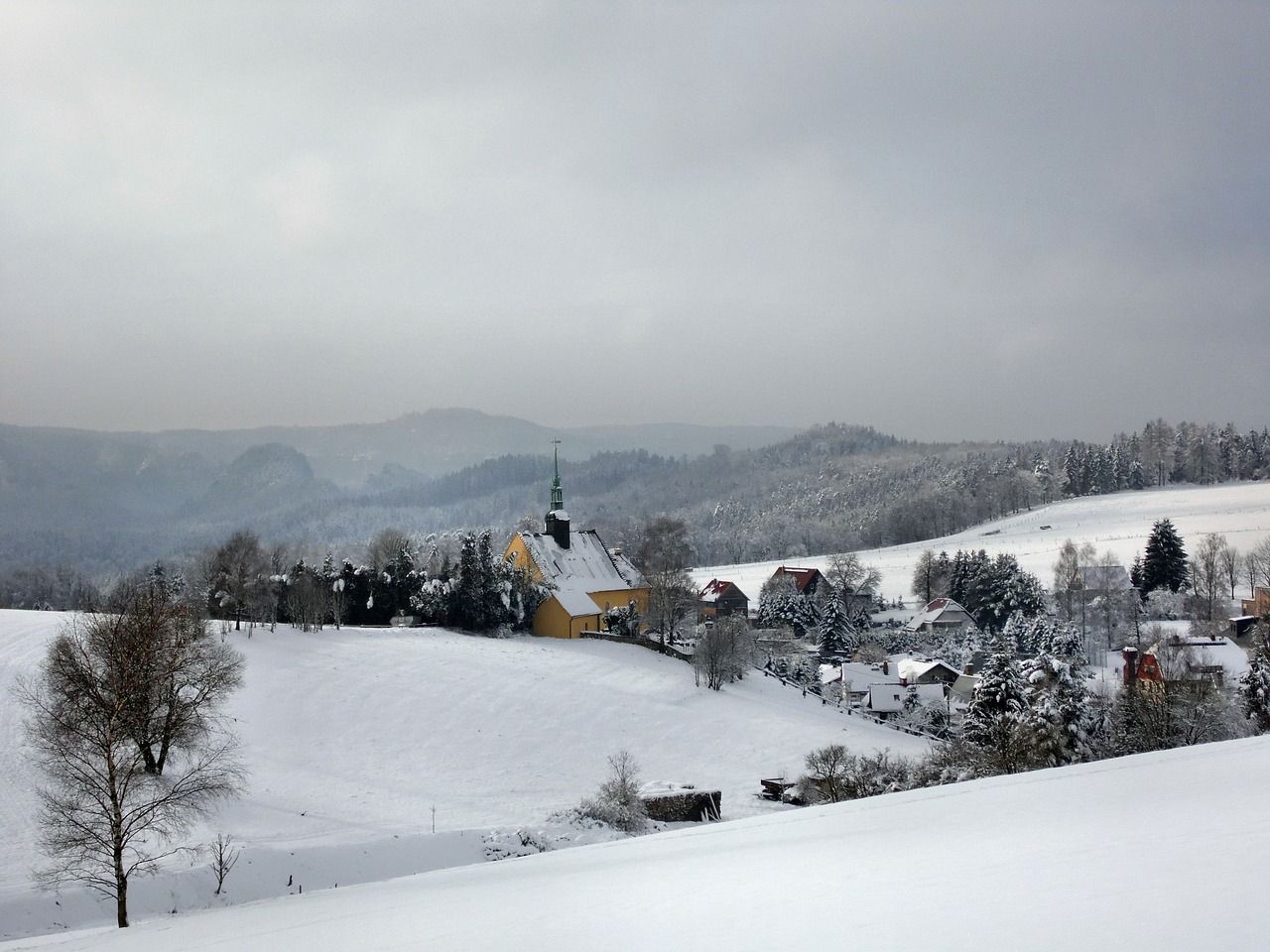 découvrez notre guide complet des vacances d'hiver en suisse, avec des conseils pour le ski, les activités de montagne, les fêtes traditionnelles et les meilleures destinations pour un séjour inoubliable.