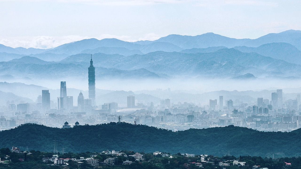 découvrez taiwan, une île dynamique alliant traditions ancestrales et modernité. plongez dans ses paysages spectaculaires, sa délicieuse gastronomie et sa culture riche, tout en explorant ses villes animées comme taipei et kaohsiung. partez à l'aventure au cœur de ce véritable trésor asiatique.