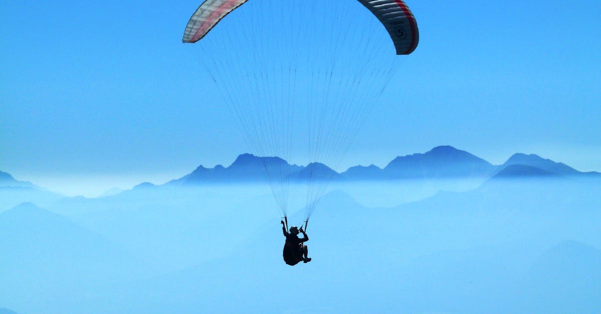 découvrez l'adrénaline du parapente, un sport aérien fascinant qui vous permet de survoler des paysages à couper le souffle. parfait pour les amateurs de sensations fortes et les amateurs de nature, le parapente offre une expérience unique et mémorable. que vous soyez débutant ou pilote expérimenté, explorez les meilleures destinations et conseils pour profiter pleinement de cette aventure aérienne.
