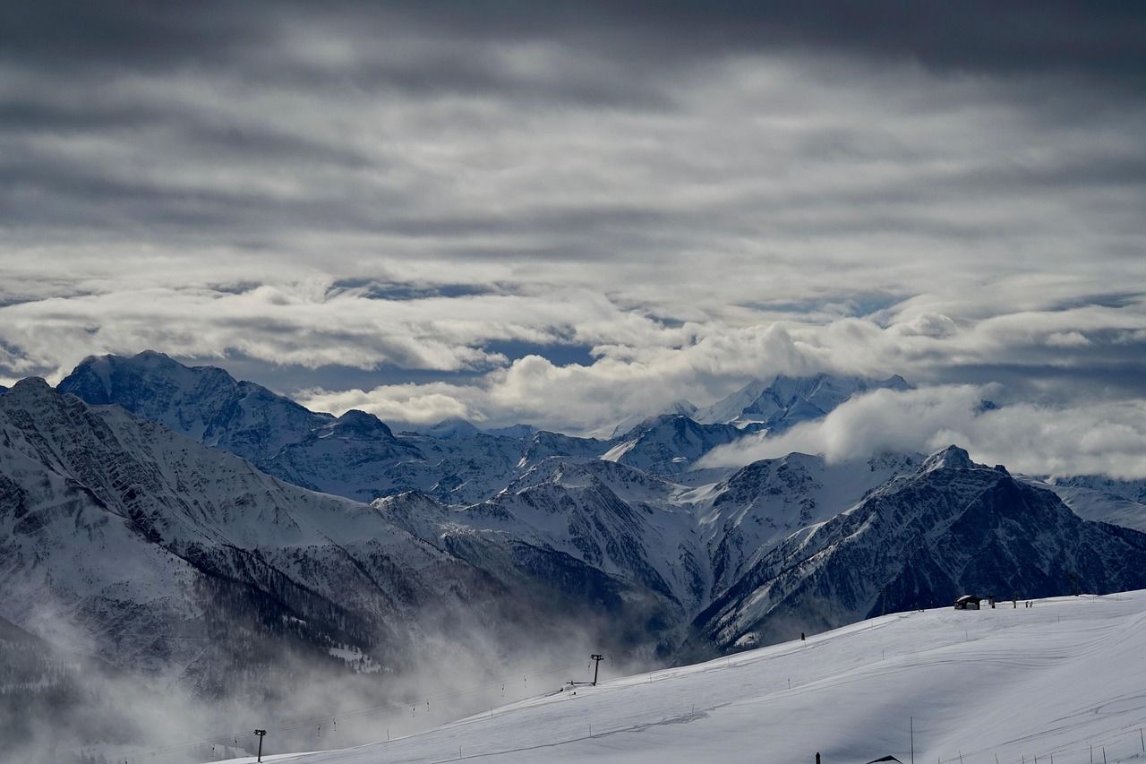 découvrez la suisse, un pays au cœur de l'europe, réputé pour ses paysages alpins spectaculaires, sa culture riche, sa gastronomie raffinée et ses villes dynamiques.