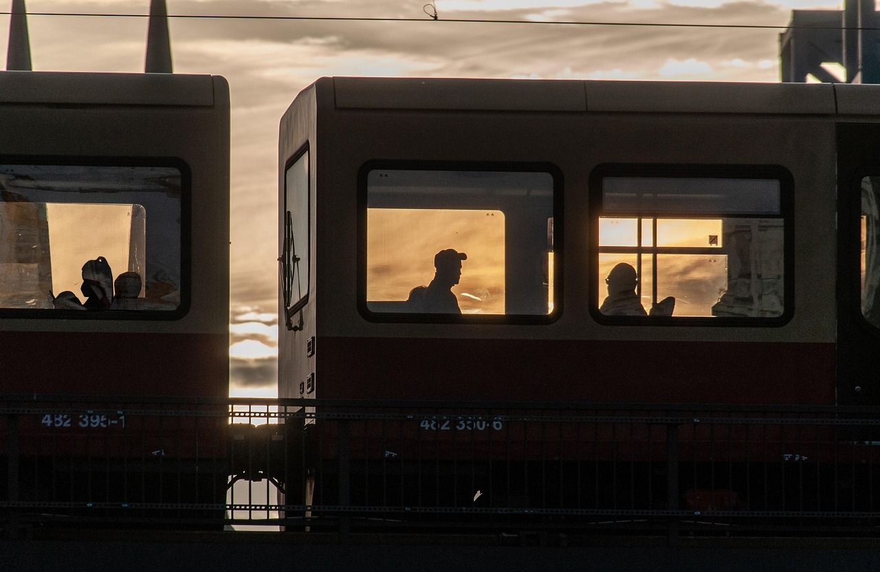 découvrez tout ce qu'il faut savoir sur l'infrastructure : définitions, enjeux, types (transport, énergie, numérique) et leur importance pour le développement économique et social.