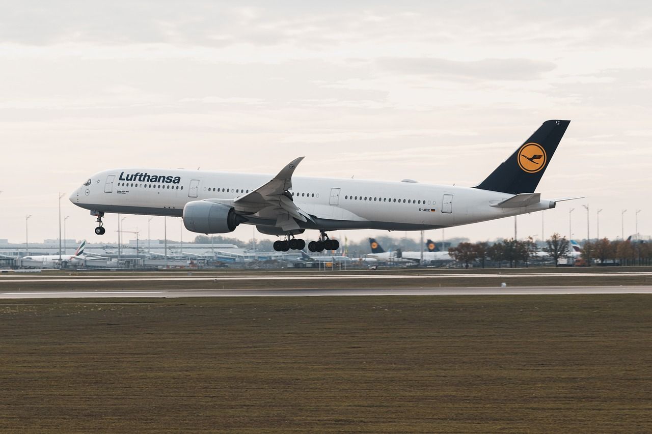 découvrez lufthansa, la compagnie aérienne allemande réputée pour son service de qualité, ses vols internationaux et sa flotte moderne. réservez vos billets d’avion, profitez de programmes de fidélité avantageux et voyagez partout dans le monde en toute sérénité avec lufthansa.