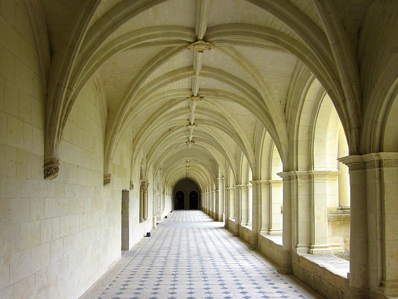 découvrez chinon, une charmante ville française située dans la vallée de la loire, célèbre pour son riche patrimoine historique, ses vignobles renommés et son château médiéval. explorez ses ruelles pittoresques et savourez ses délices gastronomiques dans un cadre enchanteur.
