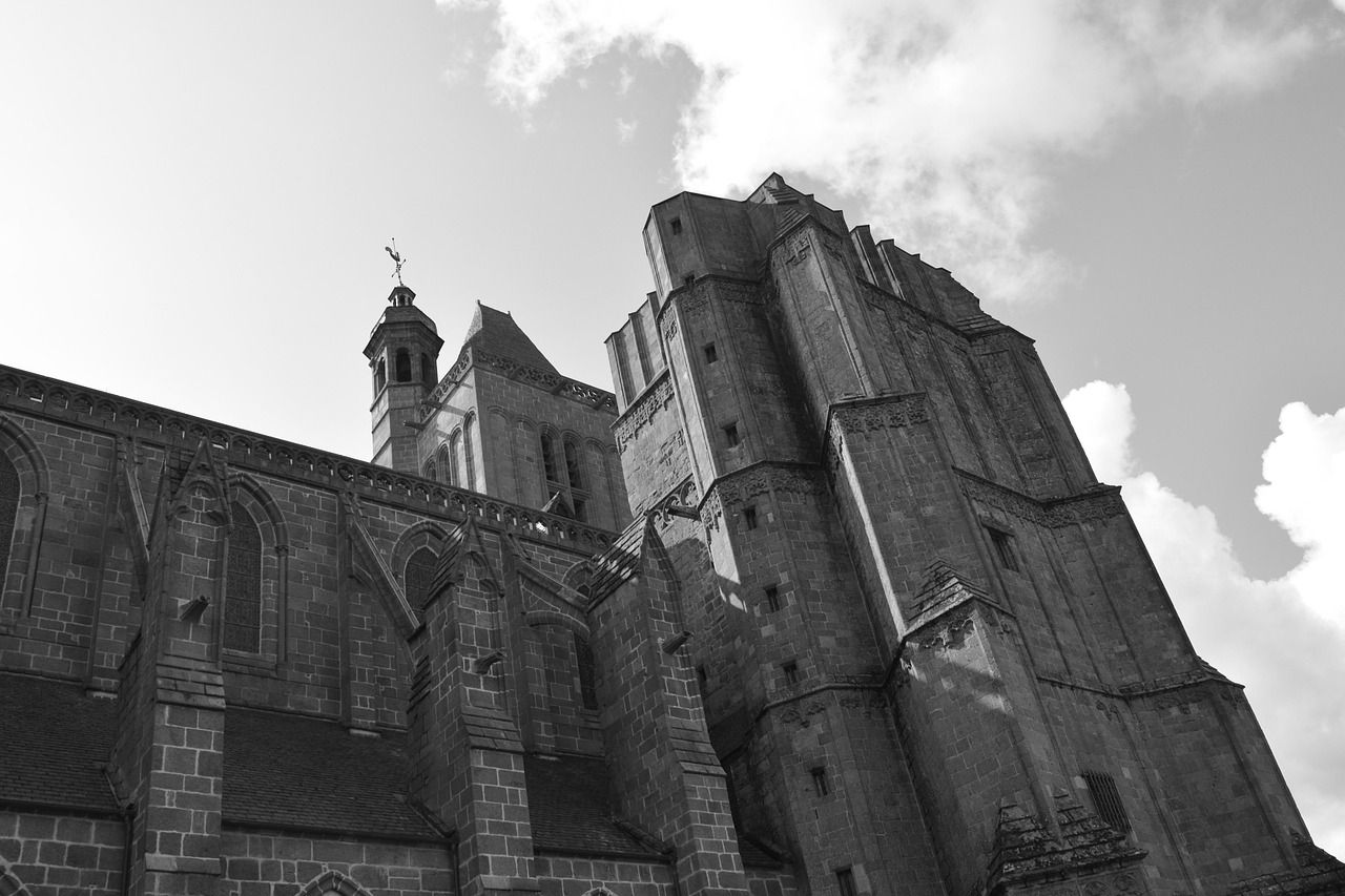 découvrez dol-de-bretagne, une charmante ville médiévale en bretagne riche en histoire, culture et paysages pittoresques. parfait pour une escapade authentique.