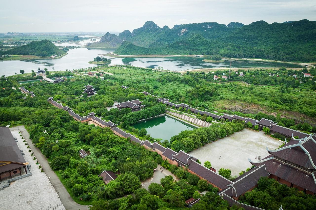 découvrez binh dinh, une province du vietnam riches en paysages naturels époustouflants, en culture traditionnelle et en plages paradisiaques. explorez ses sites historiques, savourez une délicieuse cuisine locale et plongez dans la vie authentique de cette région fascinante.