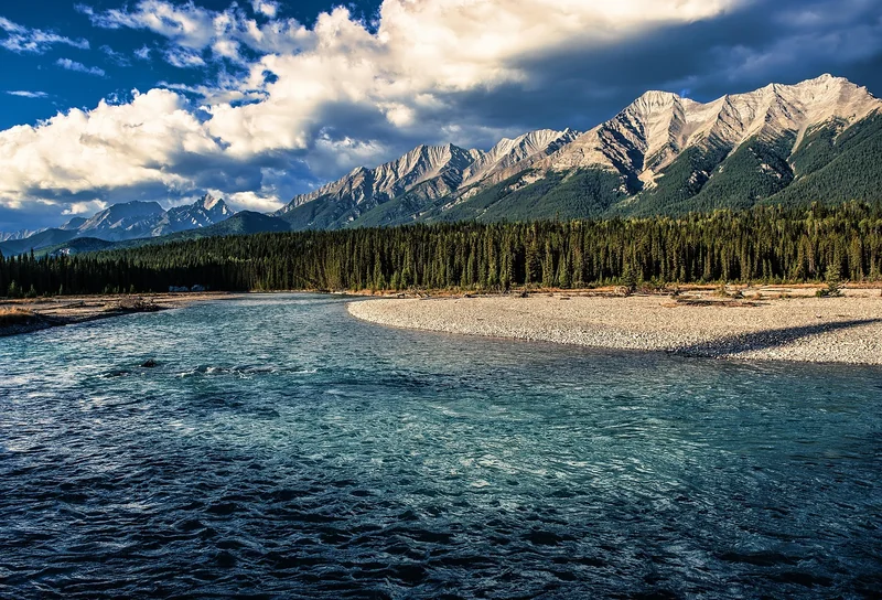 Découvrez l’Alberta : randonnées exaltantes, saunas flottants apaisants et voyages en train uniques au cœur de la nature canadienne