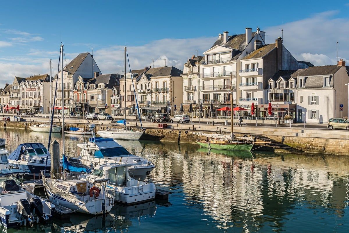 Vacances d’été des Français : privilégier la proximité et les économies face aux contraintes financières