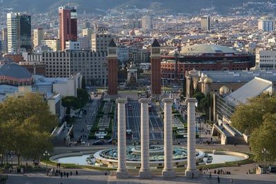 Guide essentiel : Conseils pratiques et alertes à connaître avant de voyager en Espagne