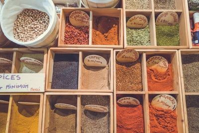 À la découverte des saveurs : immersion au cœur des marchés gastronomiques