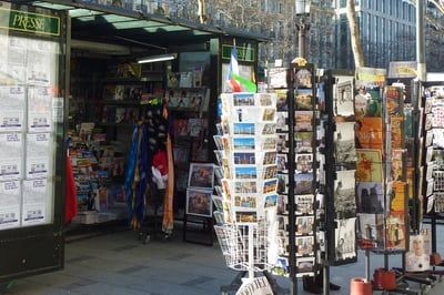 À Paris, les kiosques à journaux se métamorphosent en espaces d’accueil pour les voyageurs