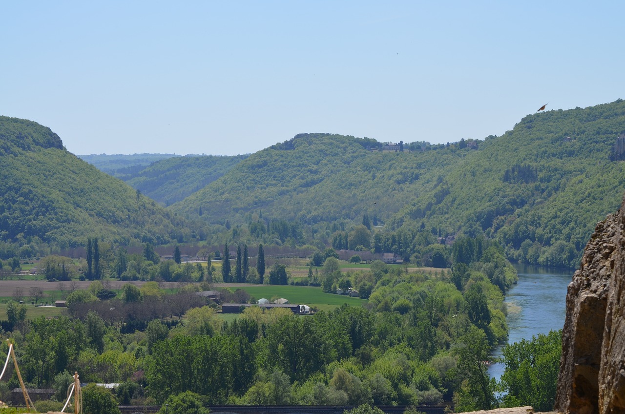 Été en Dordogne : Découvrez les guinguettes et auberges incontournables pour un séjour mémorable