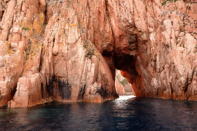 En Corse, cinq restaurants insolites nichés dans une grotte ou au cœur de ruines de château