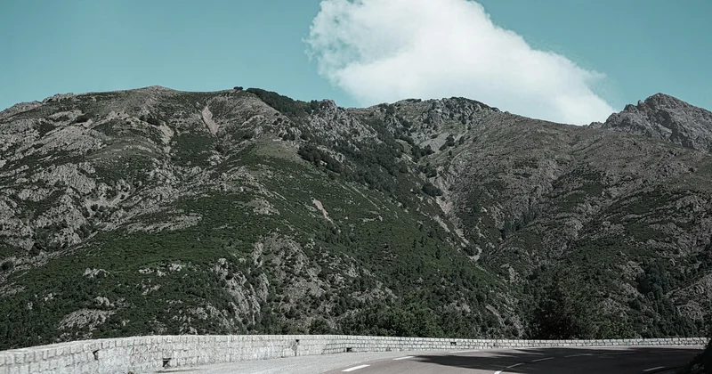 Comment accéder à Cala d'Orzu en voiture (sans y laisser un pare-chocs)