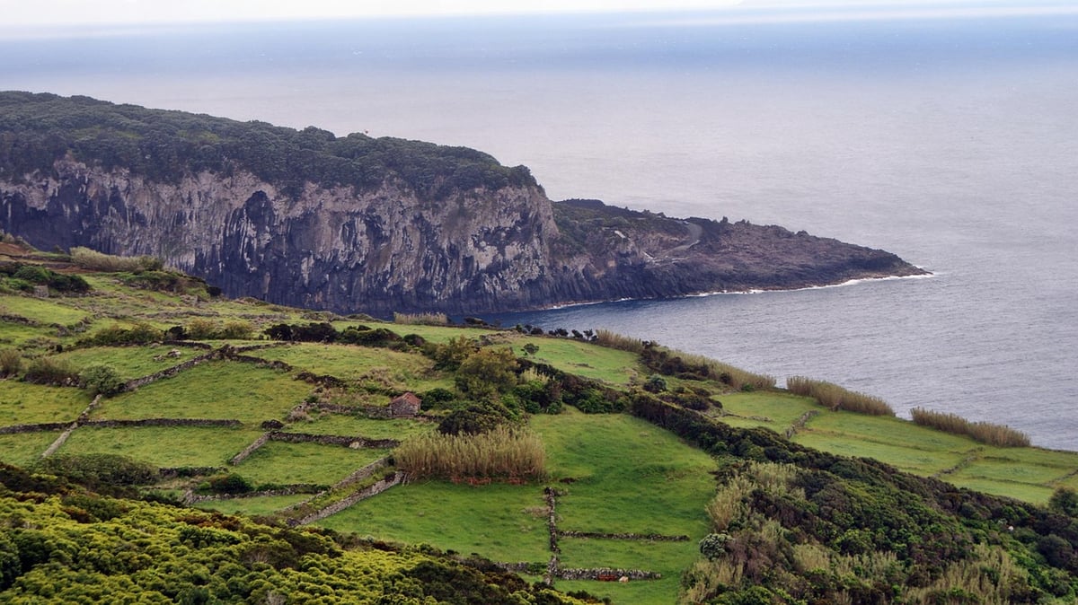 Découvrez les Açores : un voyage audio à travers les traditions de cet archipel avec notre sélection de podcasts incontournables