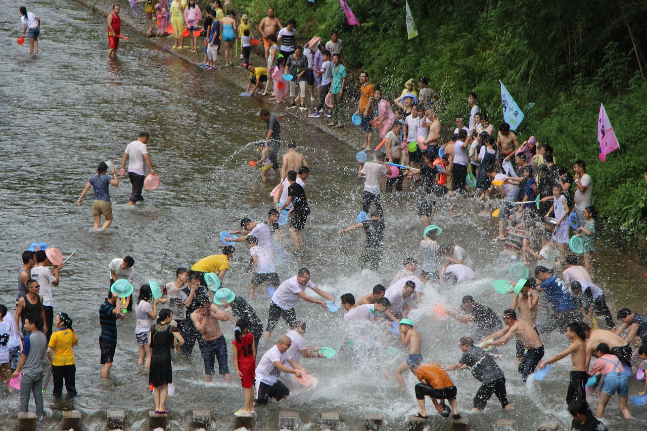 découvrez la magie de songkran, le festival thaïlandais de l'eau qui célèbre le nouvel an. plongez dans une expérience festive unique, avec des traditions anciennes, des batailles d'eau rafraîchissantes et des centaines de sourires. participez à cette célébration joyeuse et apprenez-en davantage sur la culture thaïlandaise.