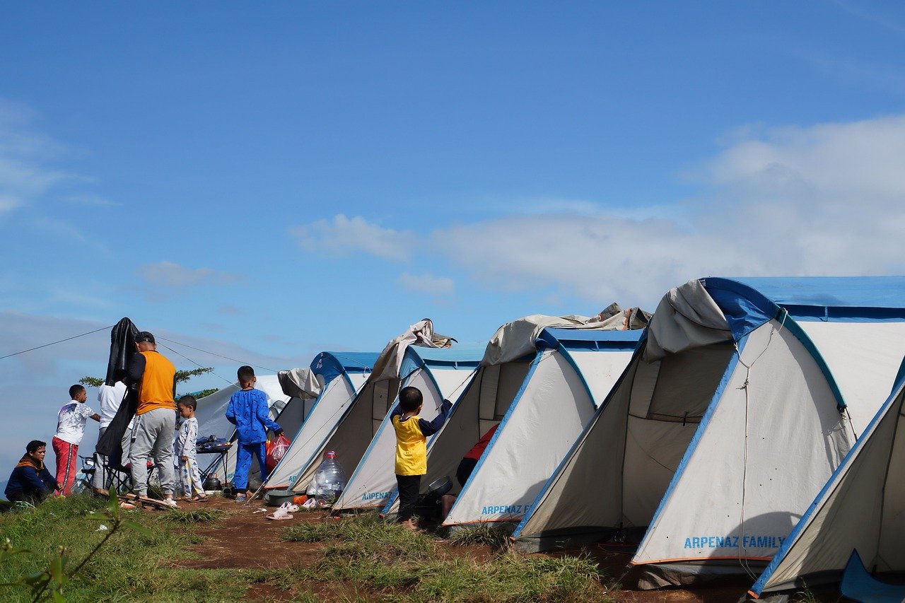 découvrez l'authenticité du wild camping : une aventure en pleine nature, loin des campings traditionnels, où vous pouvez vous reconnecter à l'environnement. explorez des paysages sauvages, établissez votre campement sous les étoiles et vivez des moments inoubliables en solo, en couple ou en famille.