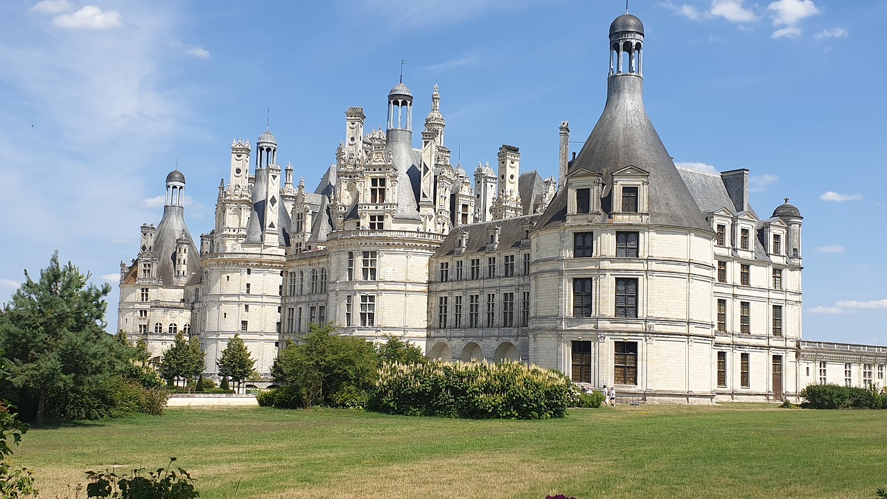 découvrez la loire, majestueux fleuve français qui serpente à travers des paysages pittoresques, des châteaux historiques et des vignobles réputés. parfait pour les amoureux de la nature et de la culture, la vallée de la loire offre une expérience inoubliable entre patrimoine et gastronomie.