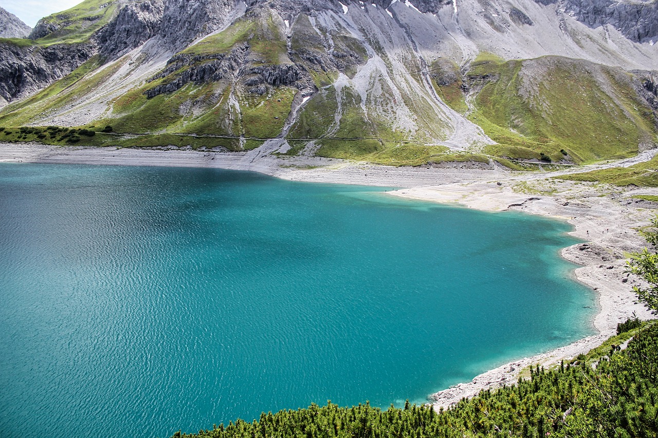 découvrez les meilleures destinations de montagne, parfaites pour les amoureux de la nature et des aventures en plein air. que vous soyez passionné de randonnée, de ski ou de détente dans des paysages alpins époustouflants, trouvez votre prochaine escapade en montagne.