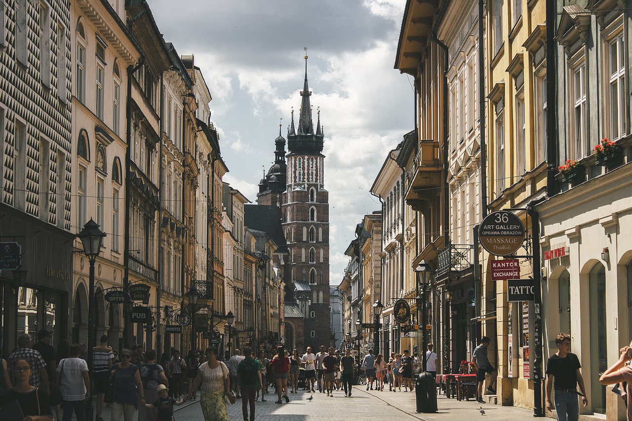 découvrez la pologne, un pays riche en histoire, culture et paysages époustouflants. explorez ses villes vibrantes, ses sites historiques et sa délicieuse gastronomie, tout en profitant d'une hospitalité chaleureuse. parfait pour les aventuriers et les amateurs de culture !