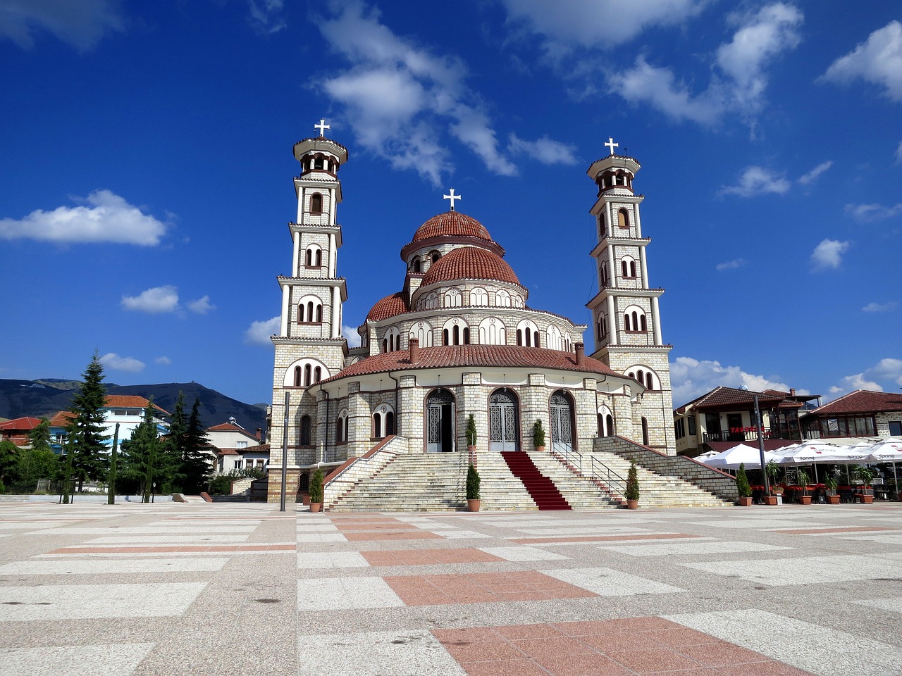 découvrez l'albanie, un pays enchanteur des balkans, riche en paysages naturels, culture fascinante et histoire millénaire. explorez ses plages idylliques, ses montagnes majestueuses et sa gastronomie savoureuse. le voyage parfait pour les amoureux de la nature et les aventuriers!