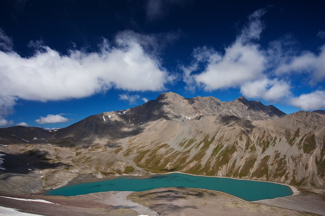 découvrez la géorgie, un pays fascinant au carrefour de l'europe et de l'asie, réputé pour ses paysages époustouflants, sa riche culture, sa délicieuse cuisine et son hospitalité légendaire. explorez ses montagnes, ses vallées verdoyantes et ses villes historiques.