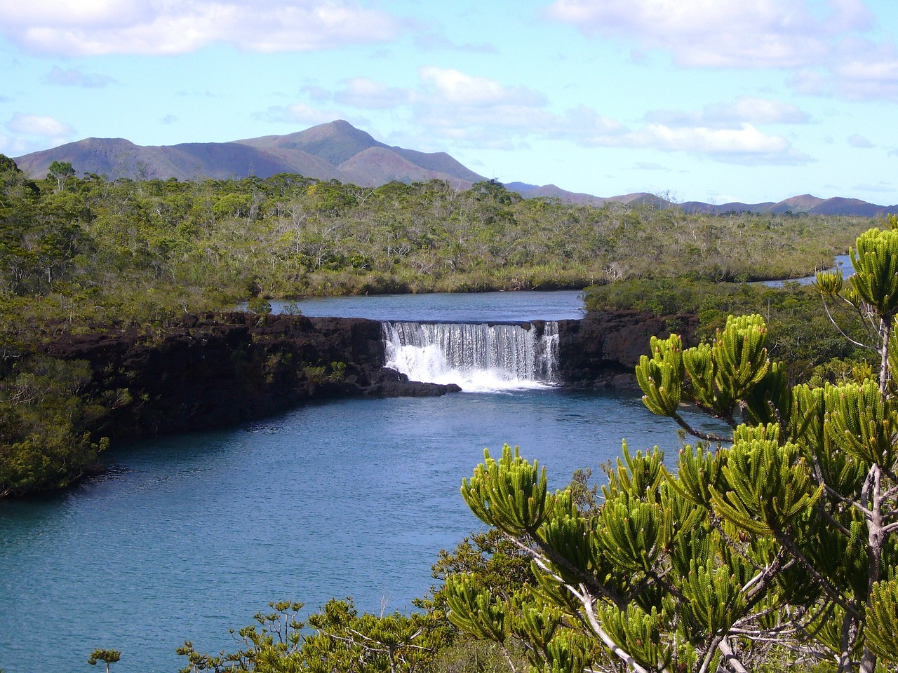 découvrez la beauté envoûtante de la nouvelle-calédonie, une destination touristique unique où plages idylliques, cultures riches et paysages spectaculaires se rencontrent. explorez les récifs coralliens, profitez d'activités nautiques et plongez dans la culture kanak tout en savourant une gastronomie locale délicieuse. préparez votre voyage pour une expérience inoubliable en nouvelle-calédonie.