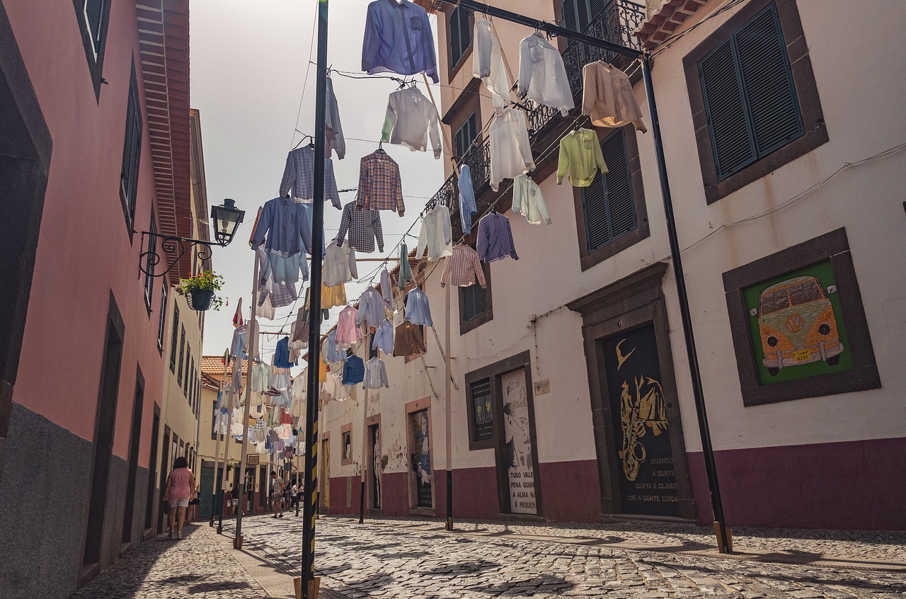 découvrez le portugal, un pays riche en histoire, culture vibrante, paysages à couper le souffle et une délicieuse cuisine. explorez ses villes emblématiques comme lisbonne et porto, profitez de ses plages dorées et plongez dans l'accueil chaleureux de ses habitants.