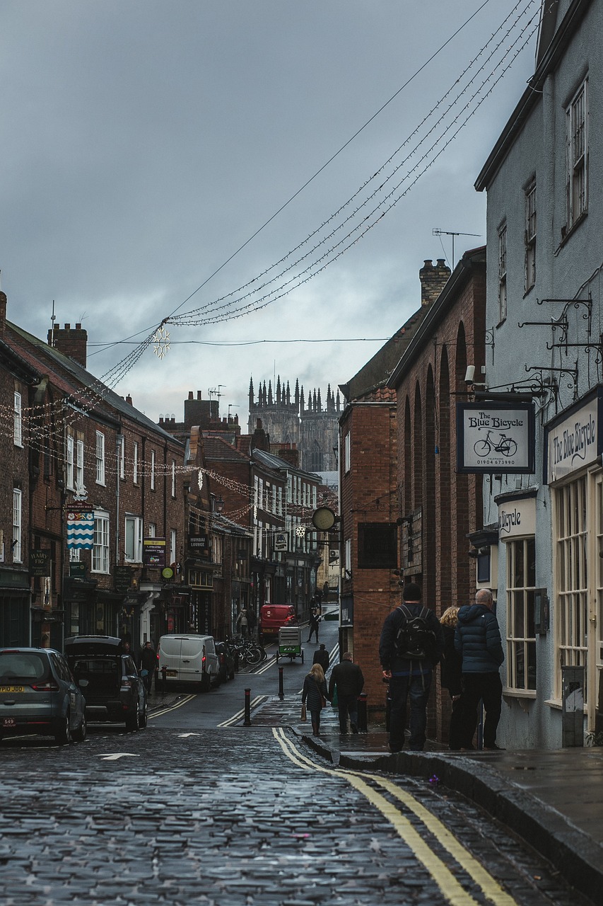 découvrez l'angleterre, un pays riche en histoire, culture et paysages magnifiques. explorez ses villes emblématiques, ses châteaux médiévaux et ses magnifiques campagnes. plongez dans la diversité de la gastronomie anglaise et les traditions uniques qui font de l'angleterre une destination incontournable en europe.