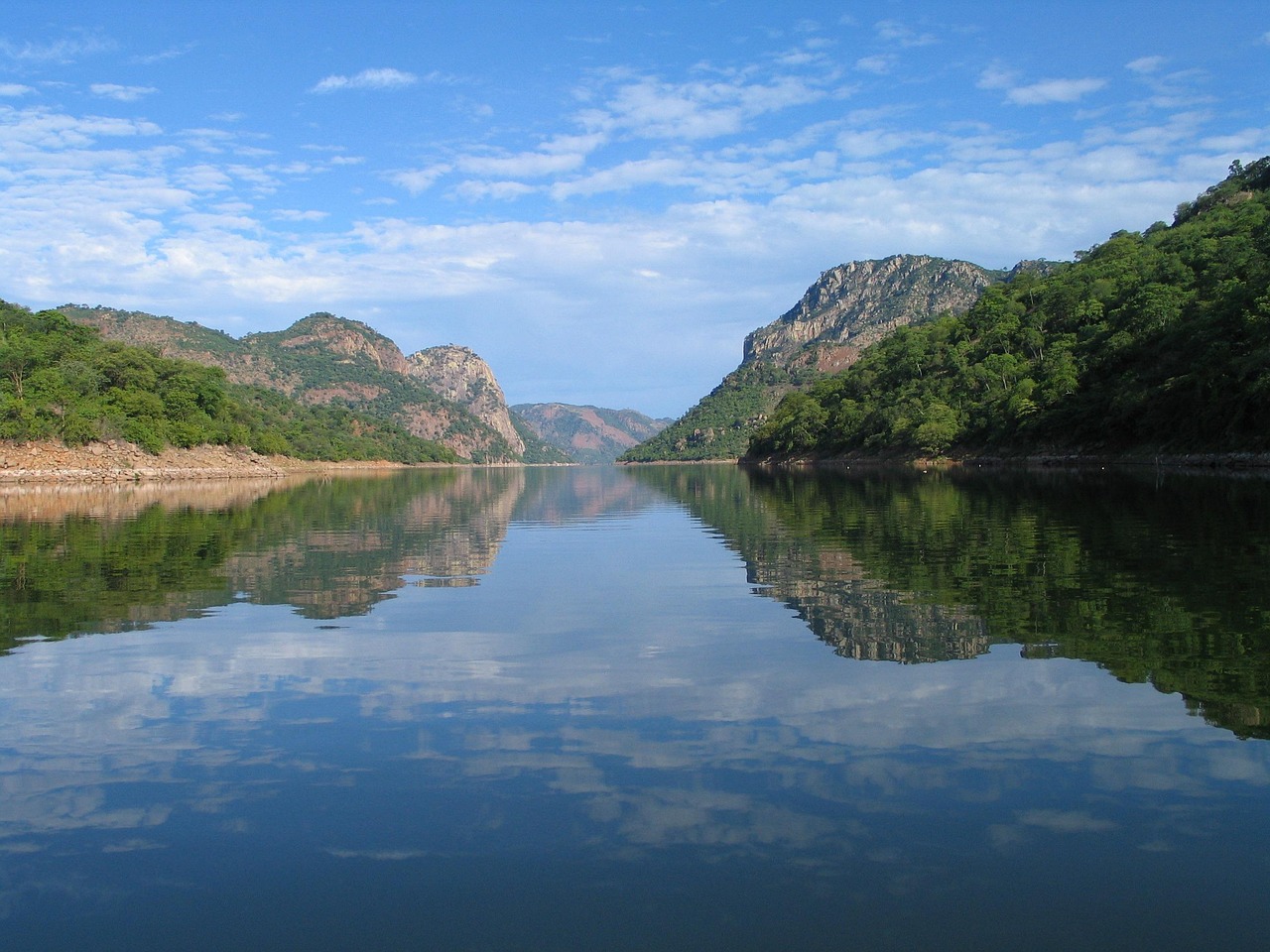 découvrez le mozambique, un pays aux paysages enchanteurs, riche en cultures vibrantes et en biodiversité. explorez ses plages paradisiaques, ses parcs nationaux fascinants et sa cuisine délicieuse pour une aventure inoubliable.