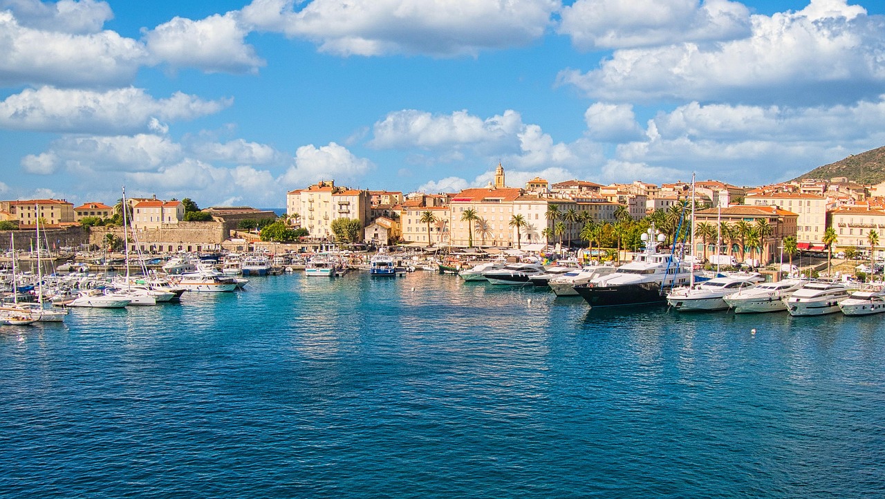 découvrez la beauté sauvage de la corse, une île méditerranéenne offrant des paysages spectaculaires, des plages de rêve, une riche culture et une gastronomie délicieuse. explorez ses montagnes, ses villages pittoresques et laissez-vous séduire par l'hospitalité des corses.