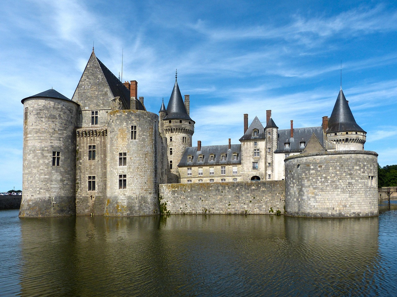 découvrez la loire, le plus long fleuve de france, offrant des paysages enchanteurs, une riche biodiversité et un patrimoine culturel exceptionnel. explorez ses châteaux majestueux, ses villages pittoresques et dégustez les vins renommés de la région.