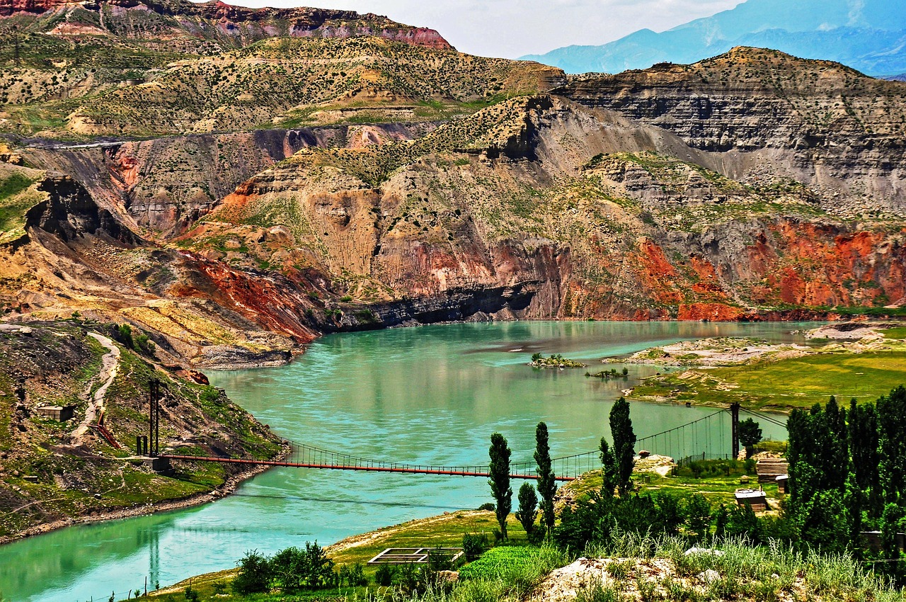 découvrez le kyrgyzstan, un joyau de l'asie centrale, connu pour ses paysages époustouflants, sa riche culture nomade et ses montagnes majestueuses. explorez ses lacs turquoise, ses vallées verdoyantes et plongez dans l'hospitalité chaleureuse de ses habitants. partez à l'aventure et vivez une expérience unique au cœur de ce pays fascinant.