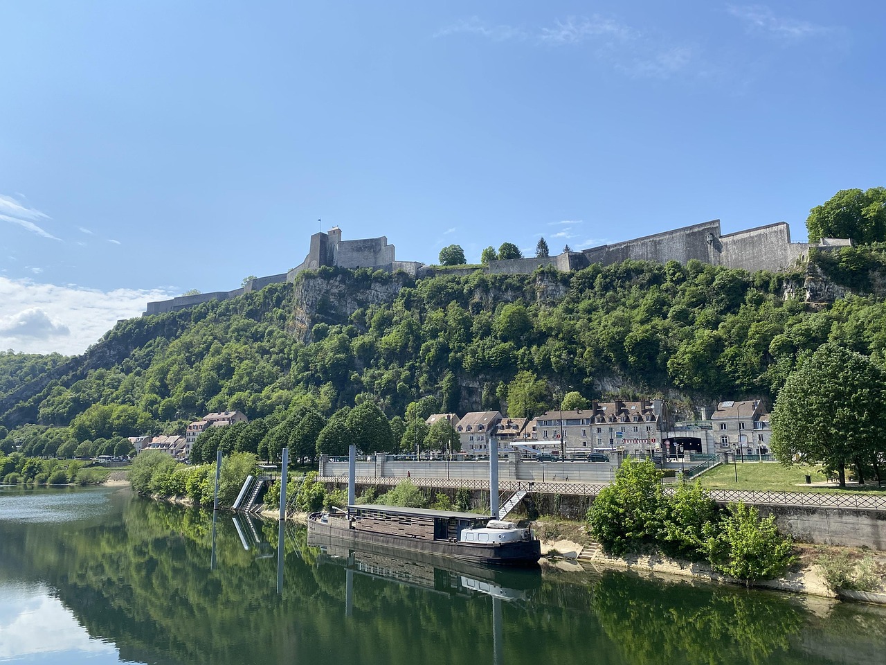 découvrez besançon, la capitale régionale de bourgogne-franche-comté, reconnue pour son riche patrimoine historique, ses magnifiques paysages et sa culture vibrante. explorez la citadelle classée au patrimoine mondial de l'unesco, flânez dans les ruelles pavées et savourez la gastronomie locale.