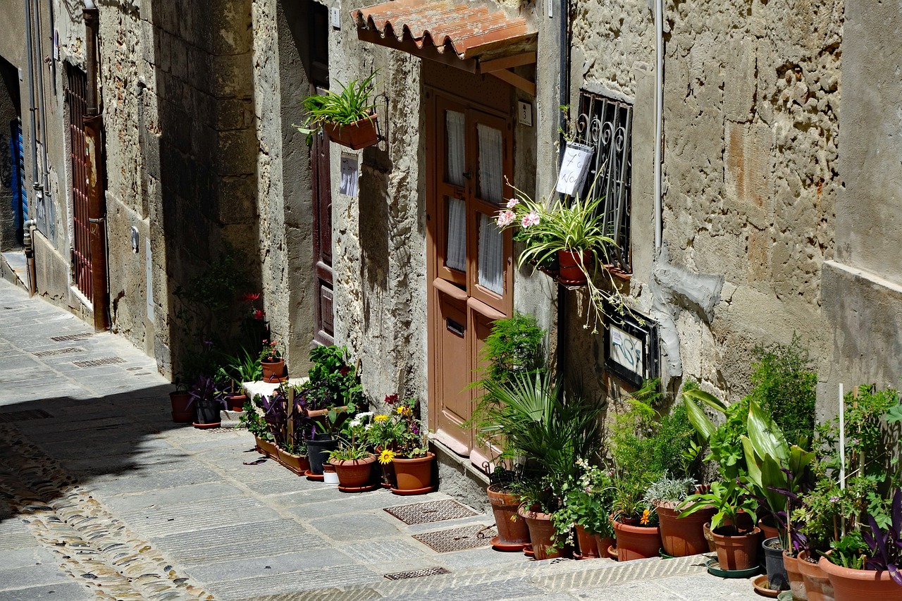 découvrez cagliari, la charmante capitale de la sardaigne, où histoire, culture et paysages époustouflants se rencontrent. explorez ses plages ensoleillées, ses ruelles médiévales et sa délicieuse cuisine locale.