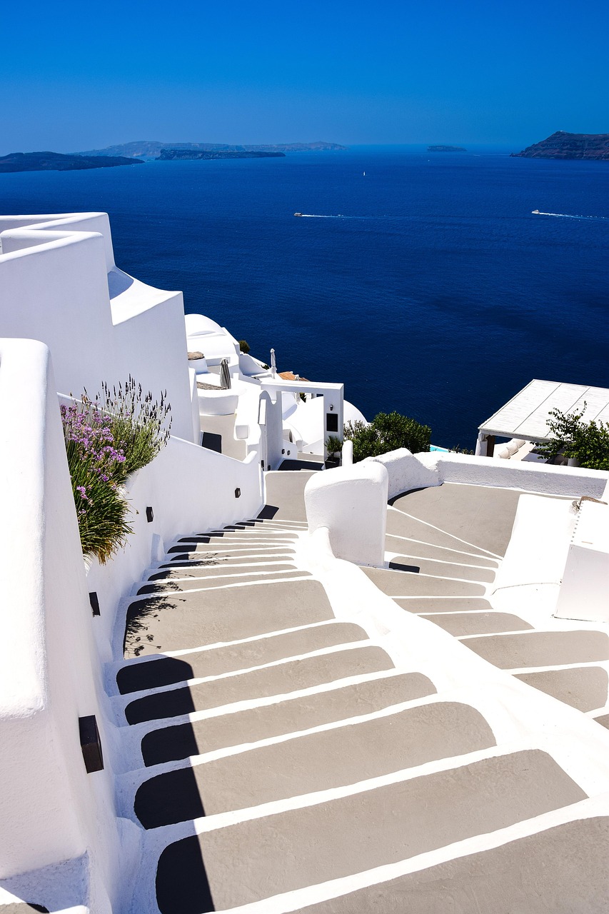 découvrez mykonos, l'île emblématique des cyclades, réputée pour ses plages paradisiaques, sa vie nocturne animée et son charme authentique. explorez ses ruelles pittoresques, savourez la cuisine locale et laissez-vous séduire par ses soirées envoûtantes.
